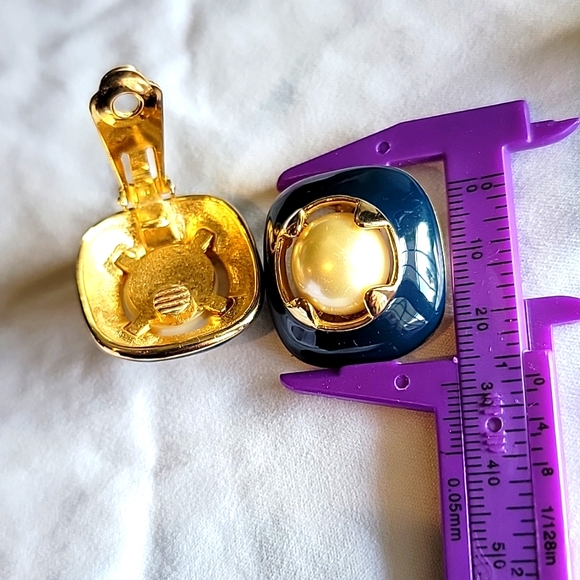 ⭐️ VINTAGE Chunky Faux Pearl Blue / Green Enamel Gold tone Clip-on Earrings - Picture 9 of 10